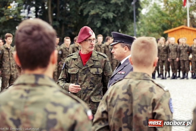 Zdjęcie w galerii na portalu naszraciborz.pl: Piknik militarny na zamku - uczniowie ZSOMS złożyli ślubowanie wiadomości z regionu