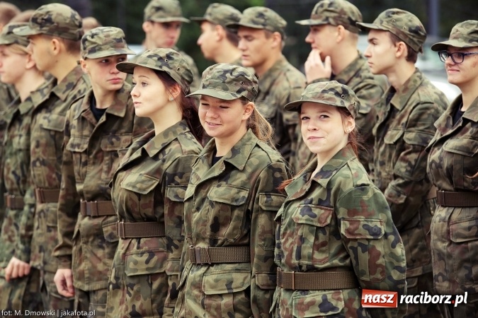 Zdjęcie w galerii na portalu naszraciborz.pl: Piknik militarny na zamku - uczniowie ZSOMS złożyli ślubowanie wiadomości z regionu