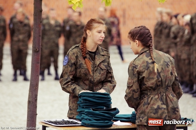 Zdjęcie w galerii na portalu naszraciborz.pl: Piknik militarny na zamku - uczniowie ZSOMS złożyli ślubowanie wiadomości z regionu