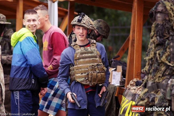 Zdjęcie w galerii na portalu naszraciborz.pl: Piknik militarny na zamku - uczniowie ZSOMS złożyli ślubowanie wiadomości z regionu