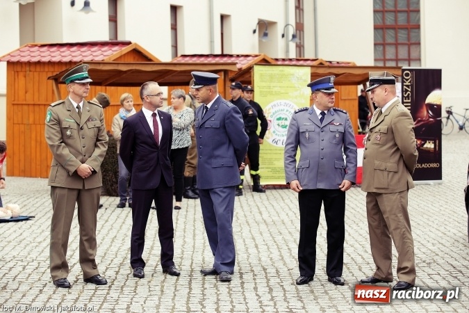 Zdjęcie w galerii na portalu naszraciborz.pl: Piknik militarny na zamku - uczniowie ZSOMS złożyli ślubowanie wiadomości z regionu