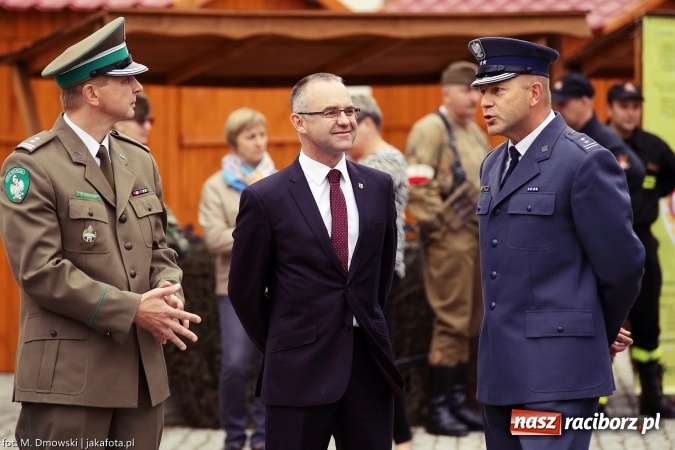 Zdjęcie w galerii na portalu naszraciborz.pl: Piknik militarny na zamku - uczniowie ZSOMS złożyli ślubowanie wiadomości z regionu