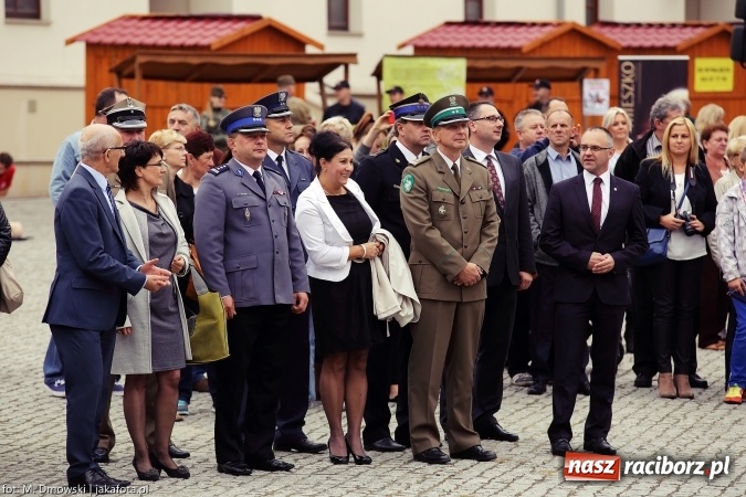 Zdjęcie w galerii na portalu naszraciborz.pl: Piknik militarny na zamku - uczniowie ZSOMS złożyli ślubowanie wiadomości z regionu