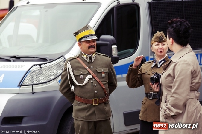 Zdjęcie w galerii na portalu naszraciborz.pl: Piknik militarny na zamku - uczniowie ZSOMS złożyli ślubowanie wiadomości z regionu