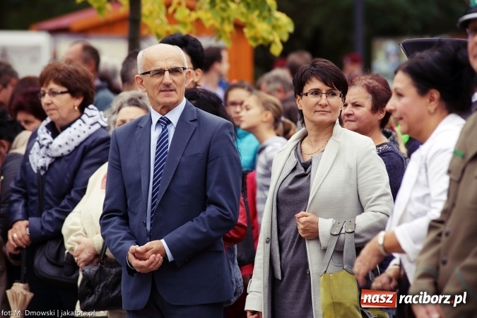 Zdjęcie w galerii na portalu naszraciborz.pl: Piknik militarny na zamku - uczniowie ZSOMS złożyli ślubowanie wiadomości z regionu