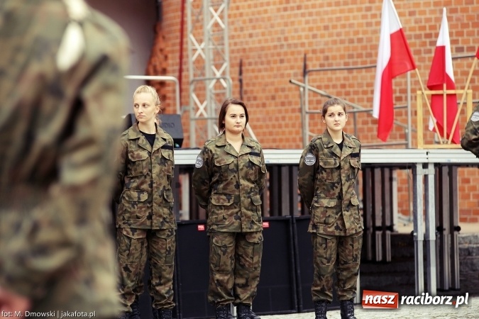 Zdjęcie w galerii na portalu naszraciborz.pl: Piknik militarny na zamku - uczniowie ZSOMS złożyli ślubowanie wiadomości z regionu