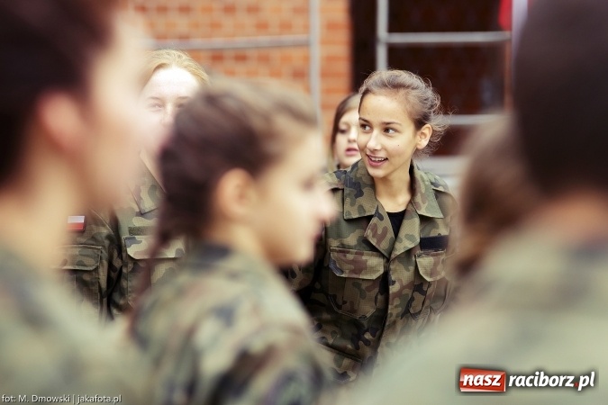 Zdjęcie w galerii na portalu naszraciborz.pl: Piknik militarny na zamku - uczniowie ZSOMS złożyli ślubowanie wiadomości z regionu