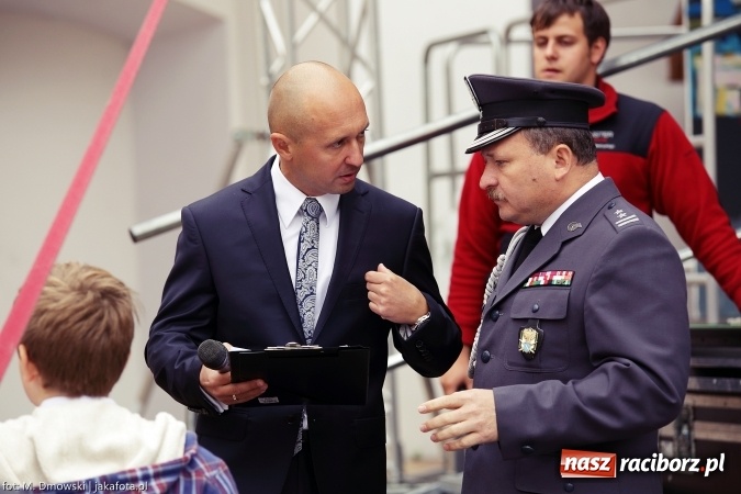 Zdjęcie w galerii na portalu naszraciborz.pl: Piknik militarny na zamku - uczniowie ZSOMS złożyli ślubowanie wiadomości z regionu