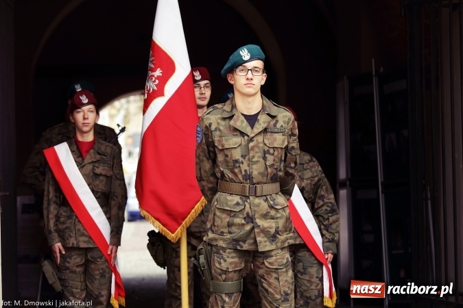 Zdjęcie w galerii na portalu naszraciborz.pl: Piknik militarny na zamku - uczniowie ZSOMS złożyli ślubowanie wiadomości z regionu