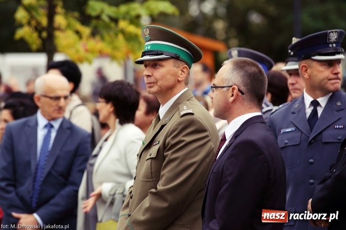 Zdjęcie w galerii na portalu naszraciborz.pl: Piknik militarny na zamku - uczniowie ZSOMS złożyli ślubowanie wiadomości z regionu