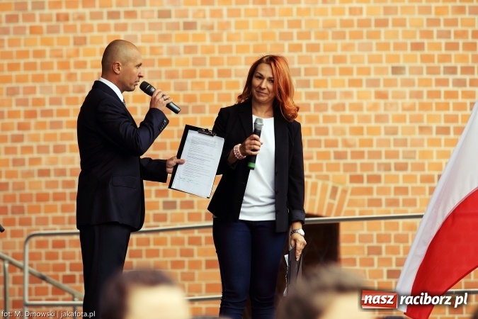 Zdjęcie w galerii na portalu naszraciborz.pl: Piknik militarny na zamku - uczniowie ZSOMS złożyli ślubowanie wiadomości z regionu