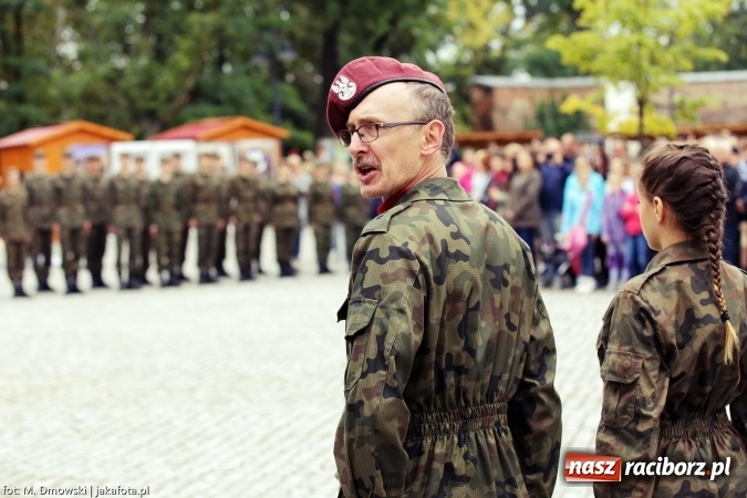 Zdjęcie w galerii na portalu naszraciborz.pl: Piknik militarny na zamku - uczniowie ZSOMS złożyli ślubowanie wiadomości z regionu