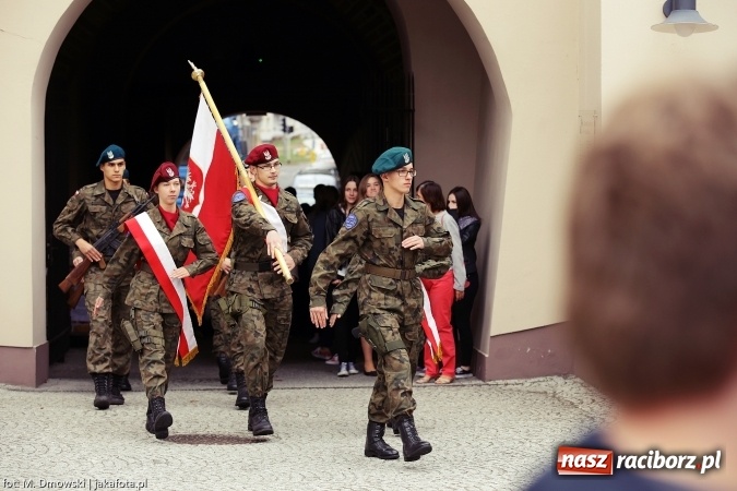 Zdjęcie w galerii na portalu naszraciborz.pl: Piknik militarny na zamku - uczniowie ZSOMS złożyli ślubowanie wiadomości z regionu
