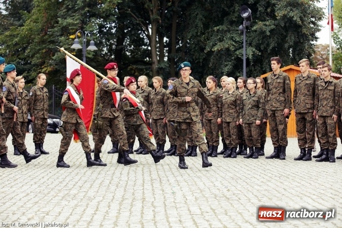 Zdjęcie w galerii na portalu naszraciborz.pl: Piknik militarny na zamku - uczniowie ZSOMS złożyli ślubowanie wiadomości z regionu