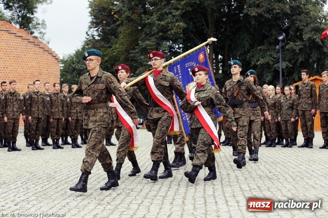 Zdjęcie w galerii na portalu naszraciborz.pl: Piknik militarny na zamku - uczniowie ZSOMS złożyli ślubowanie wiadomości z regionu