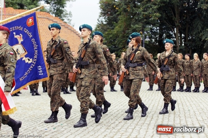 Zdjęcie w galerii na portalu naszraciborz.pl: Piknik militarny na zamku - uczniowie ZSOMS złożyli ślubowanie wiadomości z regionu