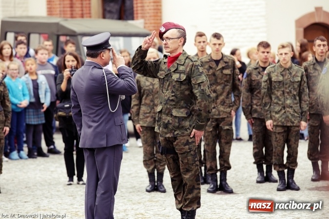 Zdjęcie w galerii na portalu naszraciborz.pl: Piknik militarny na zamku - uczniowie ZSOMS złożyli ślubowanie wiadomości z regionu