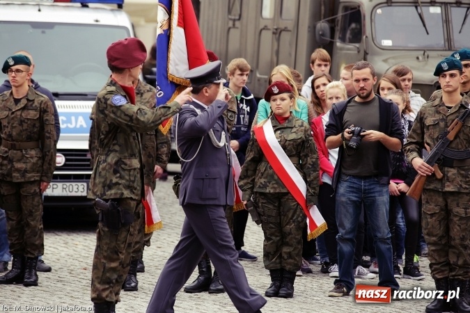 Zdjęcie w galerii na portalu naszraciborz.pl: Piknik militarny na zamku - uczniowie ZSOMS złożyli ślubowanie wiadomości z regionu