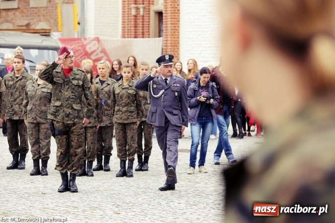 Zdjęcie w galerii na portalu naszraciborz.pl: Piknik militarny na zamku - uczniowie ZSOMS złożyli ślubowanie wiadomości z regionu