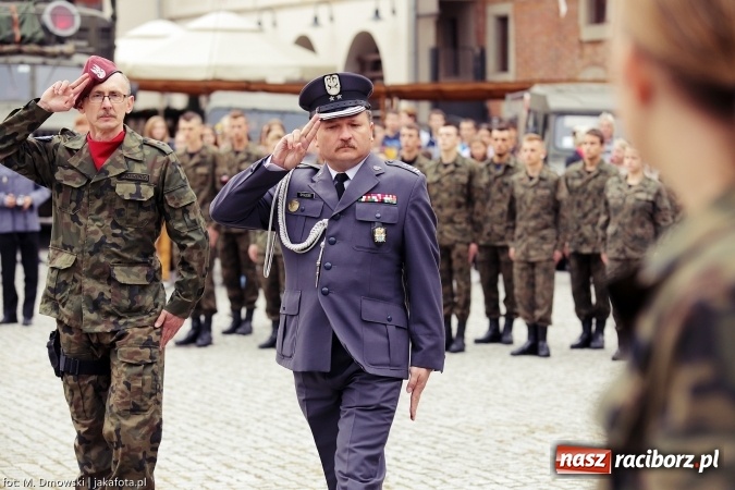 Zdjęcie w galerii na portalu naszraciborz.pl: Piknik militarny na zamku - uczniowie ZSOMS złożyli ślubowanie wiadomości z regionu