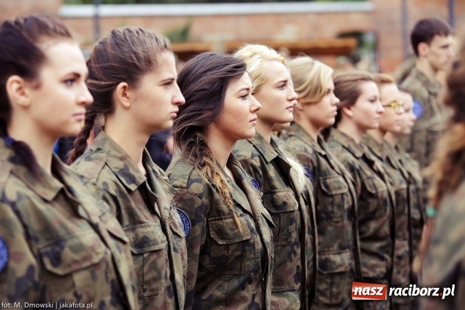 Zdjęcie w galerii na portalu naszraciborz.pl: Piknik militarny na zamku - uczniowie ZSOMS złożyli ślubowanie wiadomości z regionu