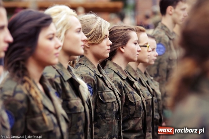 Zdjęcie w galerii na portalu naszraciborz.pl: Piknik militarny na zamku - uczniowie ZSOMS złożyli ślubowanie wiadomości z regionu