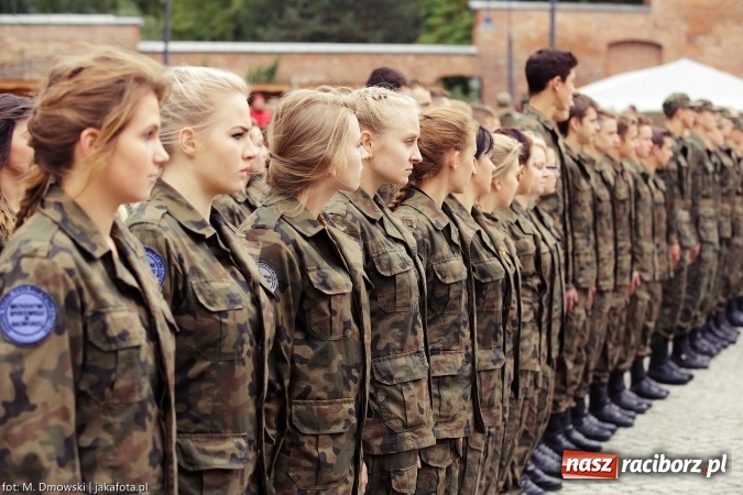 Zdjęcie w galerii na portalu naszraciborz.pl: Piknik militarny na zamku - uczniowie ZSOMS złożyli ślubowanie wiadomości z regionu