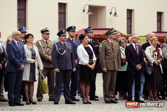 Zdjęcie w galerii na portalu naszraciborz.pl: Piknik militarny na zamku - uczniowie ZSOMS złożyli ślubowanie wiadomości z regionu