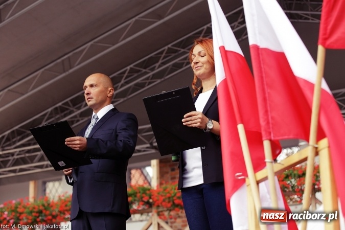 Zdjęcie w galerii na portalu naszraciborz.pl: Piknik militarny na zamku - uczniowie ZSOMS złożyli ślubowanie wiadomości z regionu