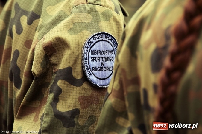 Zdjęcie w galerii na portalu naszraciborz.pl: Piknik militarny na zamku - uczniowie ZSOMS złożyli ślubowanie wiadomości z regionu