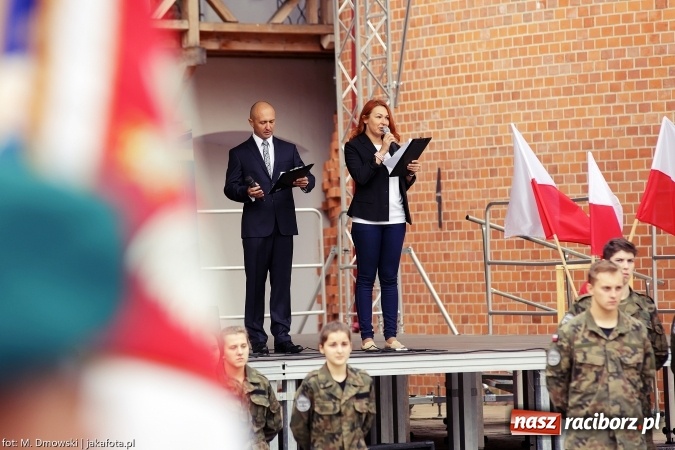 Zdjęcie w galerii na portalu naszraciborz.pl: Piknik militarny na zamku - uczniowie ZSOMS złożyli ślubowanie wiadomości z regionu