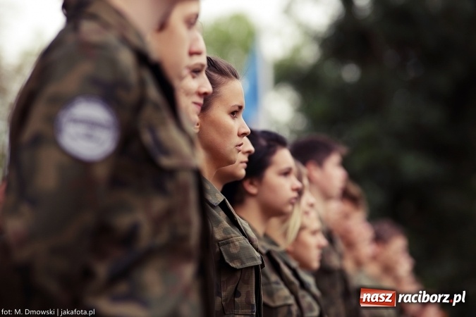 Zdjęcie w galerii na portalu naszraciborz.pl: Piknik militarny na zamku - uczniowie ZSOMS złożyli ślubowanie wiadomości z regionu
