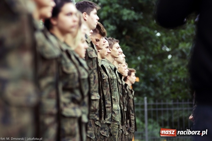 Zdjęcie w galerii na portalu naszraciborz.pl: Piknik militarny na zamku - uczniowie ZSOMS złożyli ślubowanie wiadomości z regionu