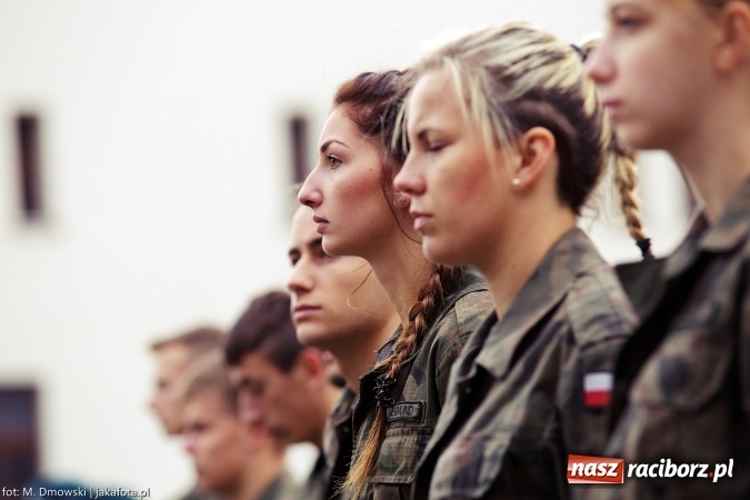 Zdjęcie w galerii na portalu naszraciborz.pl: Piknik militarny na zamku - uczniowie ZSOMS złożyli ślubowanie wiadomości z regionu