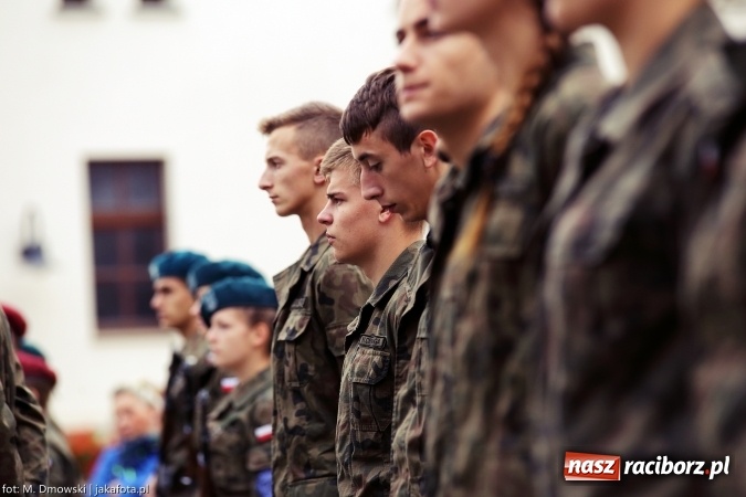 Zdjęcie w galerii na portalu naszraciborz.pl: Piknik militarny na zamku - uczniowie ZSOMS złożyli ślubowanie wiadomości z regionu