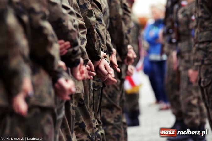 Zdjęcie w galerii na portalu naszraciborz.pl: Piknik militarny na zamku - uczniowie ZSOMS złożyli ślubowanie wiadomości z regionu