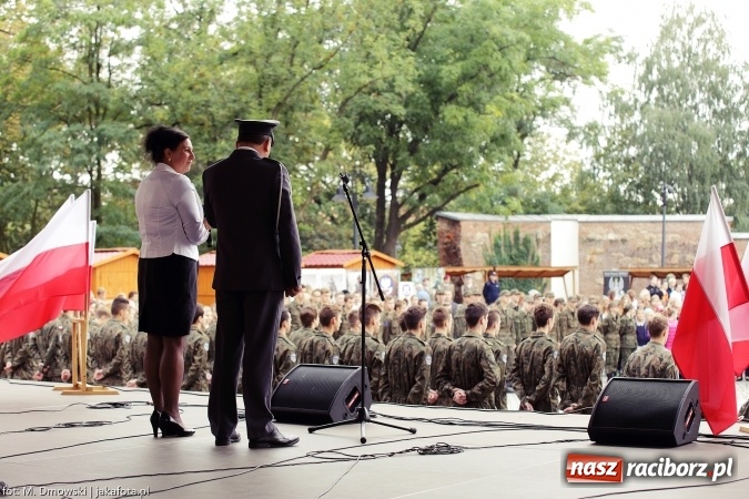 Zdjęcie w galerii na portalu naszraciborz.pl: Piknik militarny na zamku - uczniowie ZSOMS złożyli ślubowanie wiadomości z regionu