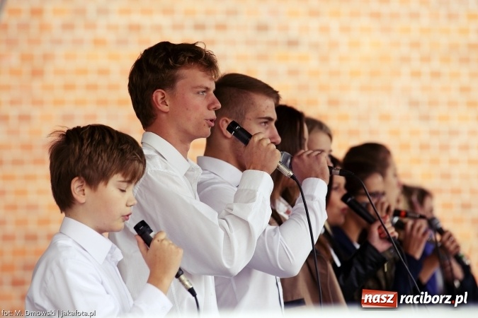 Zdjęcie w galerii na portalu naszraciborz.pl: Piknik militarny na zamku - uczniowie ZSOMS złożyli ślubowanie wiadomości z regionu