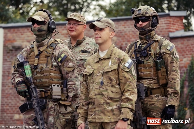 Zdjęcie w galerii na portalu naszraciborz.pl: Piknik militarny na zamku - uczniowie ZSOMS złożyli ślubowanie wiadomości z regionu