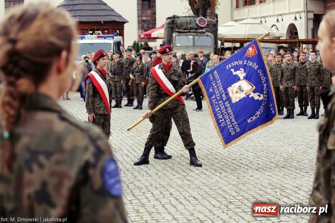 Zdjęcie w galerii na portalu naszraciborz.pl: Piknik militarny na zamku - uczniowie ZSOMS złożyli ślubowanie wiadomości z regionu