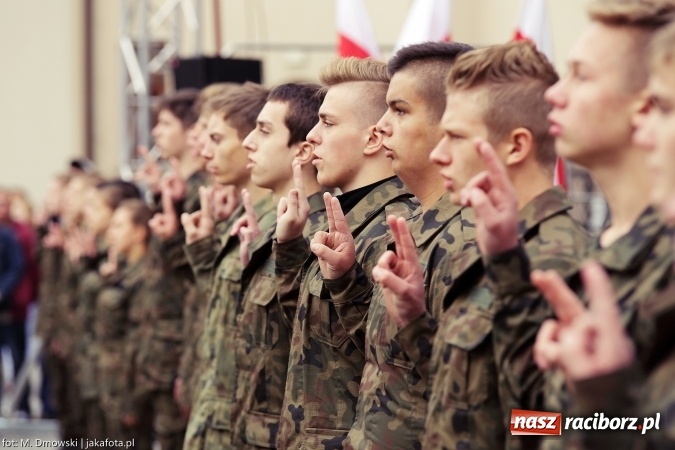 Zdjęcie w galerii na portalu naszraciborz.pl: Piknik militarny na zamku - uczniowie ZSOMS złożyli ślubowanie wiadomości z regionu