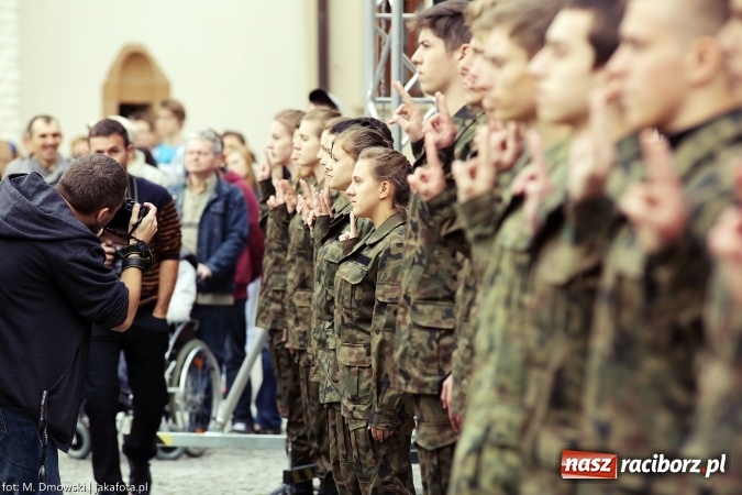 Zdjęcie w galerii na portalu naszraciborz.pl: Piknik militarny na zamku - uczniowie ZSOMS złożyli ślubowanie wiadomości z regionu