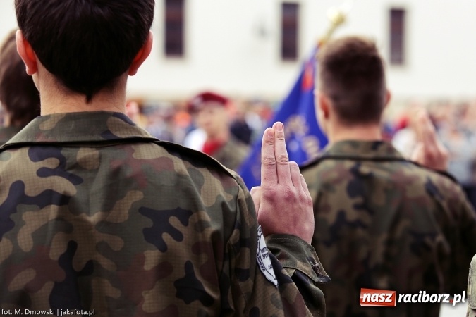 Zdjęcie w galerii na portalu naszraciborz.pl: Piknik militarny na zamku - uczniowie ZSOMS złożyli ślubowanie wiadomości z regionu