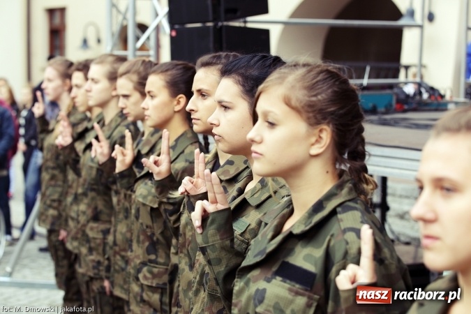 Zdjęcie w galerii na portalu naszraciborz.pl: Piknik militarny na zamku - uczniowie ZSOMS złożyli ślubowanie wiadomości z regionu