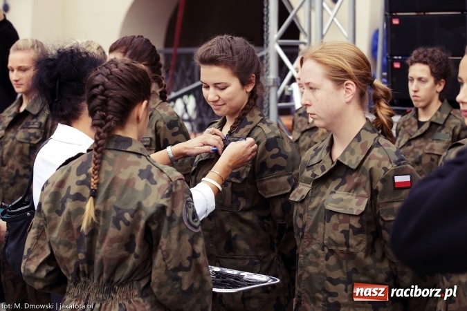 Zdjęcie w galerii na portalu naszraciborz.pl: Piknik militarny na zamku - uczniowie ZSOMS złożyli ślubowanie wiadomości z regionu