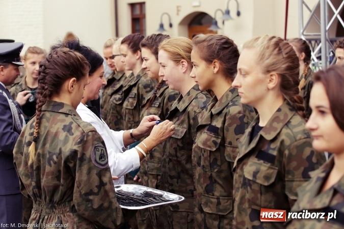 Zdjęcie w galerii na portalu naszraciborz.pl: Piknik militarny na zamku - uczniowie ZSOMS złożyli ślubowanie wiadomości z regionu