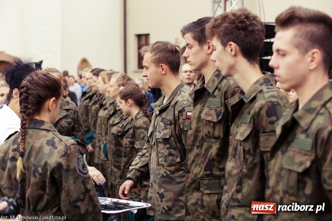 Zdjęcie w galerii na portalu naszraciborz.pl: Piknik militarny na zamku - uczniowie ZSOMS złożyli ślubowanie wiadomości z regionu