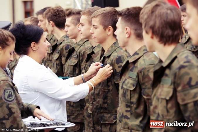 Zdjęcie w galerii na portalu naszraciborz.pl: Piknik militarny na zamku - uczniowie ZSOMS złożyli ślubowanie wiadomości z regionu