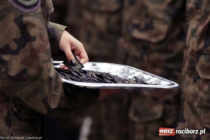 Zdjęcie w galerii na portalu naszraciborz.pl: Piknik militarny na zamku - uczniowie ZSOMS złożyli ślubowanie wiadomości z regionu