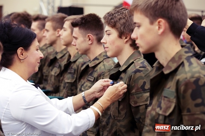 Zdjęcie w galerii na portalu naszraciborz.pl: Piknik militarny na zamku - uczniowie ZSOMS złożyli ślubowanie wiadomości z regionu